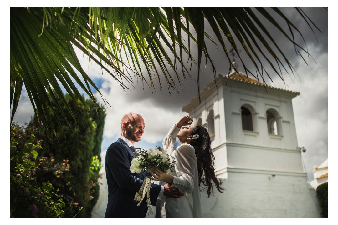 Una sesión preboda en Sevilla no es solo una sesión de fotos bonita antes del gran día. También sirve para perder el miedo a la cámara, conocer mejor al fotógrafo y guardar un recuerdo natural de vuestra etapa como pareja antes de casaros.
